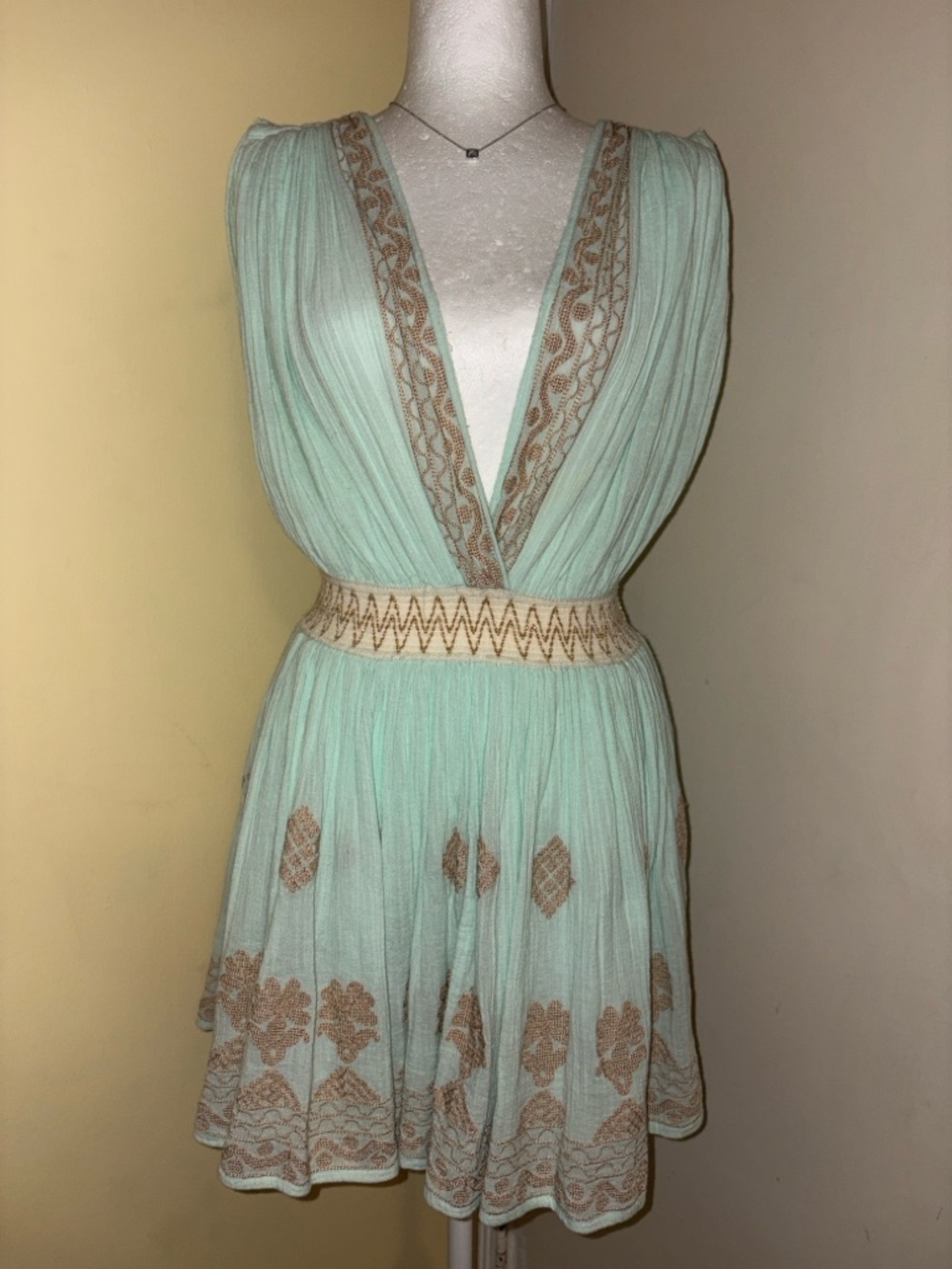 GUADALUPE DESIGNS NWT Women's Mint W Embroidery V-Neck Sleeveless Elastic Waist